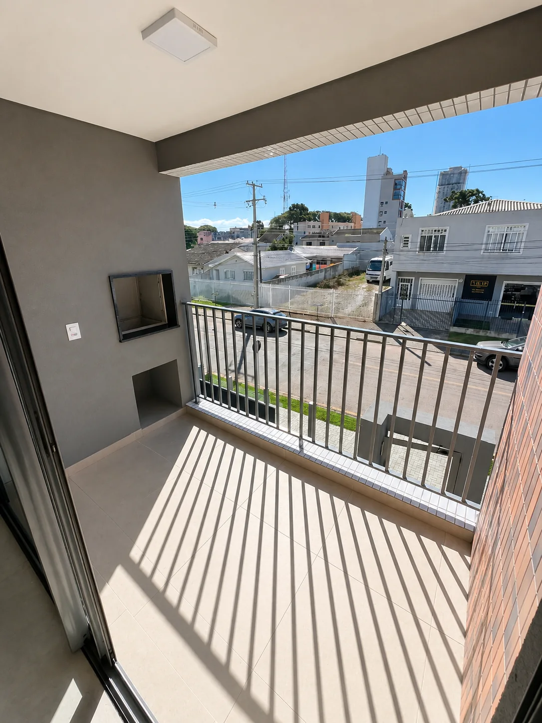 Sacada da unidade 201 com vista para a rua